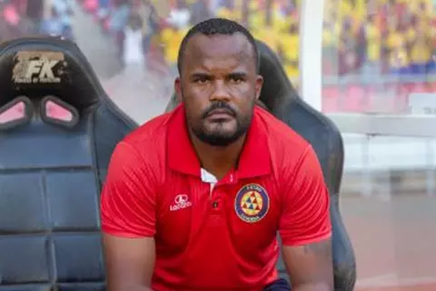 رسميًا.. فلافيو مديرًا فنيًا لبترو أتلتيكو الأنجولي 